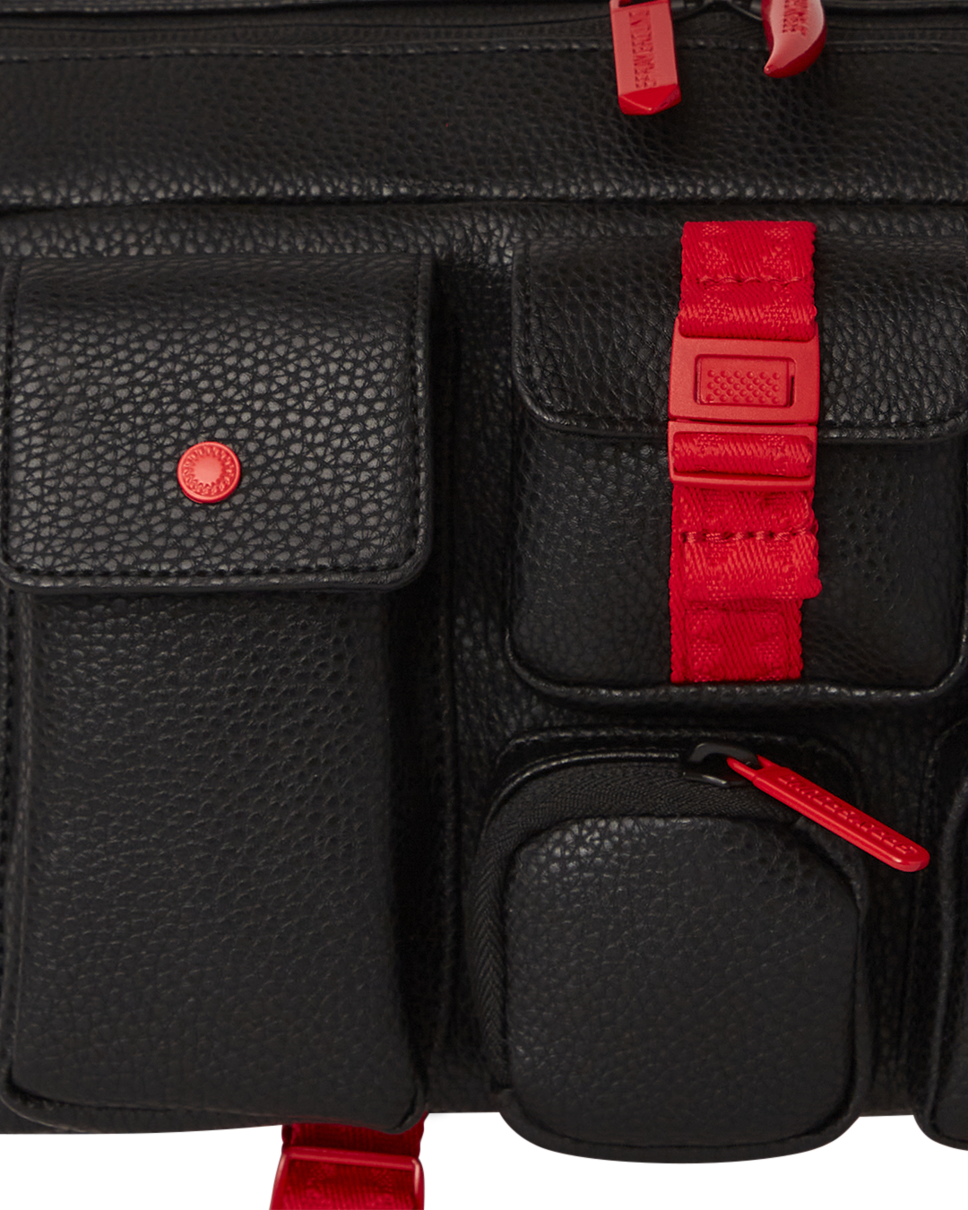 Side view of bag’s interior pockets and buckle closure