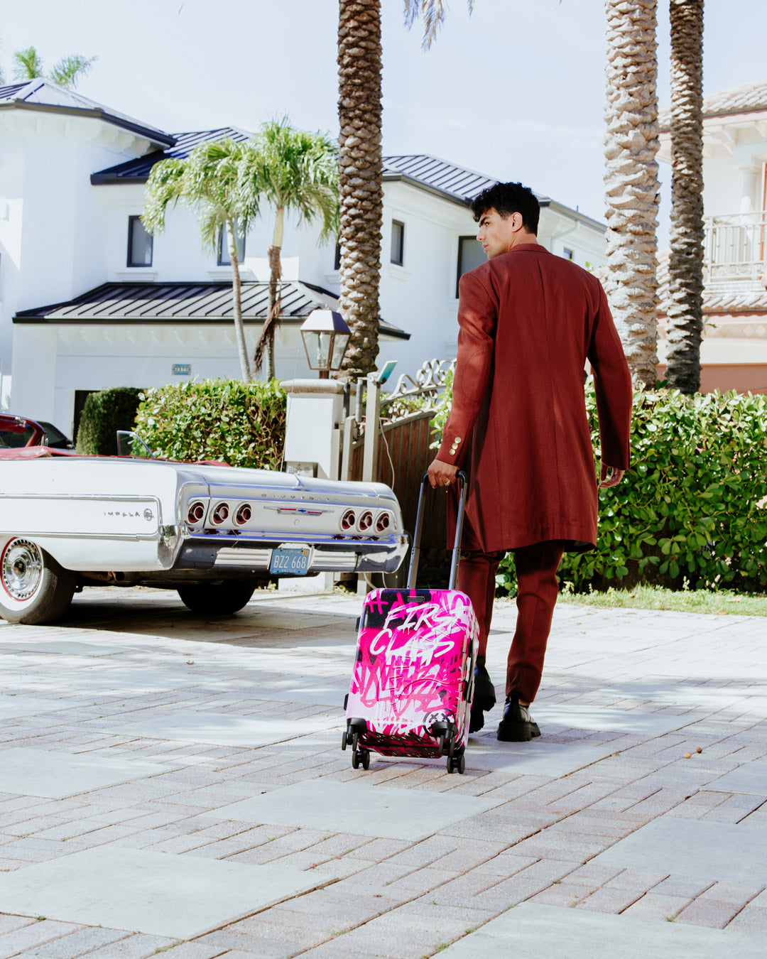 Polycarbonate spinner luggage with shark sculpture exterior for stylish travel