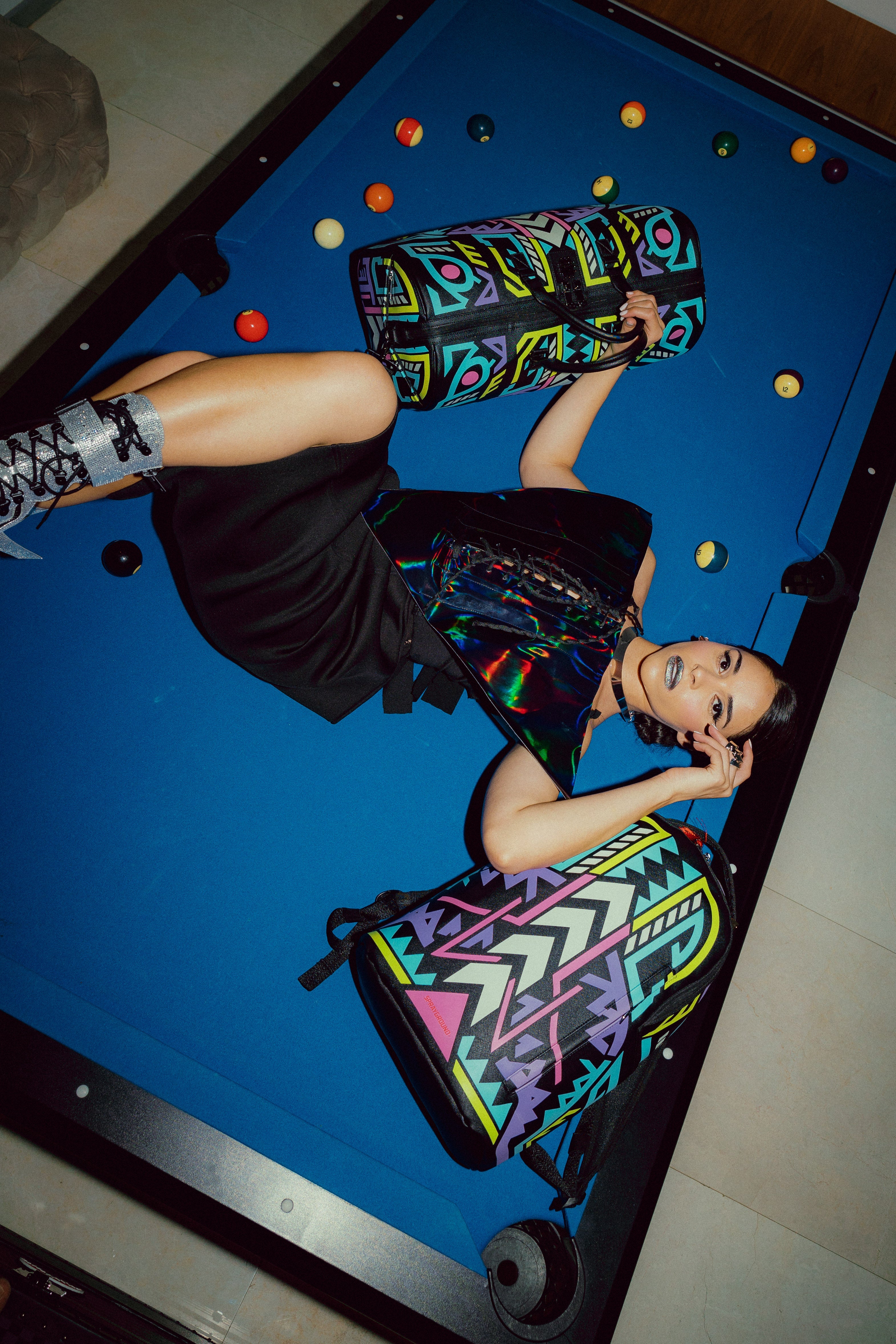 Zippered sneaker pocket of the duffel bag duffle, highlighting its functional details.