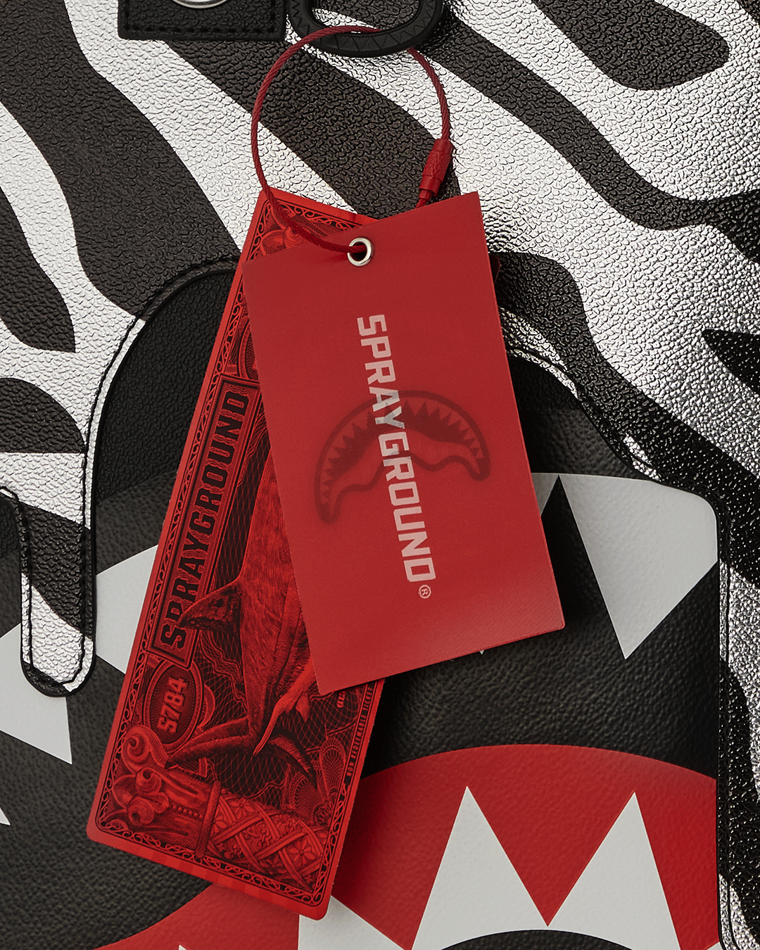 Close-up of the metal hardware on the tote bags zipper.