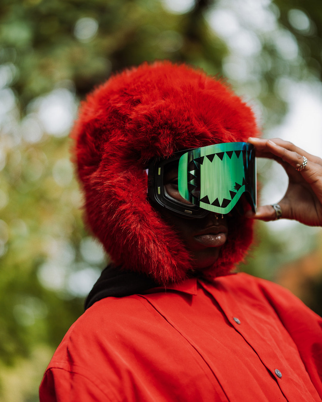 Arctic-Pro ski goggles with gold lens, modeled on mountain slope