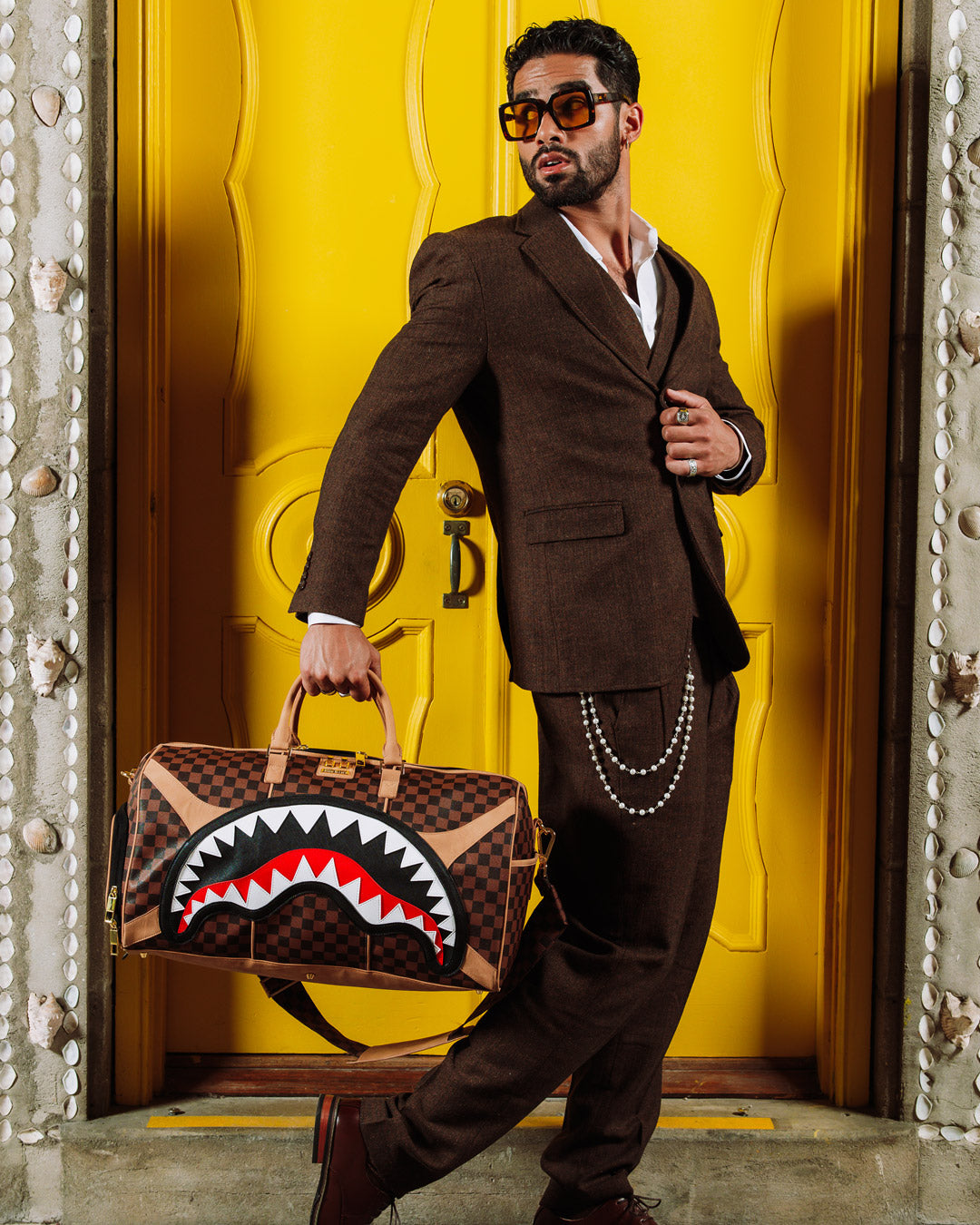 Hennyville duffle bag with metal zipper pocket and adjustable straps, ideal for travel and gym.