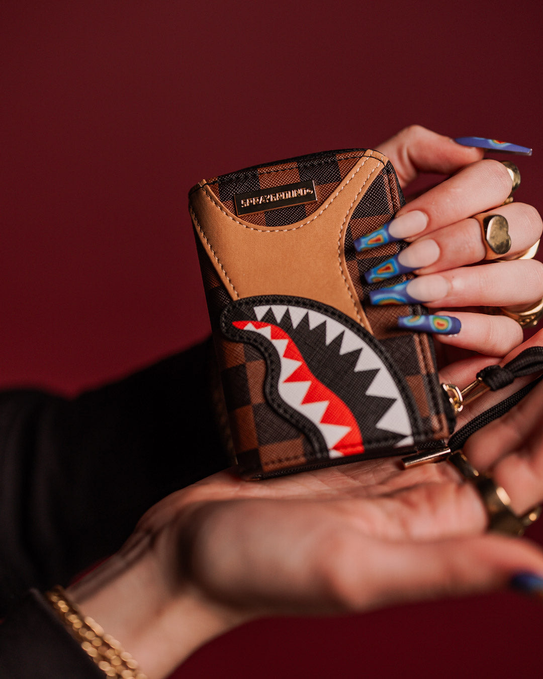 Close-up of the leather wallets elastic closure and stitching detail